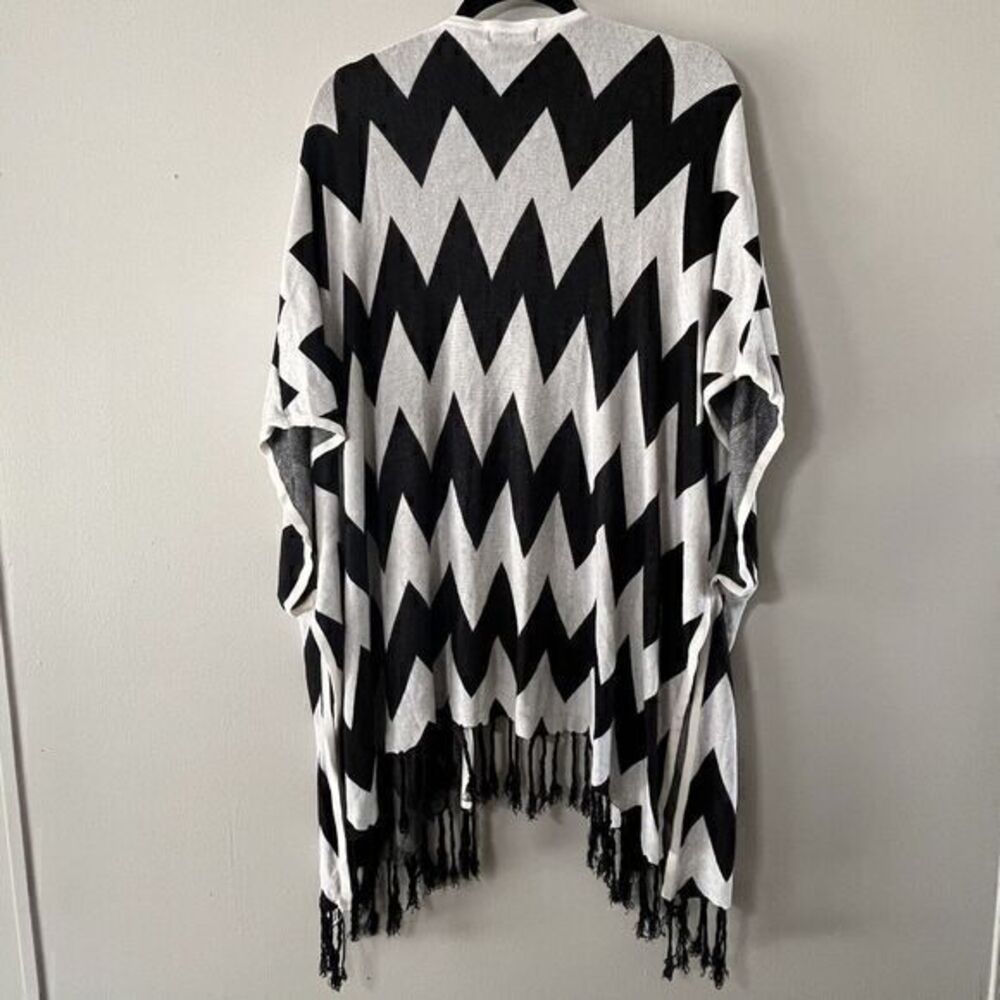 Torrid Chevron Ruana Kimono Duster Poncho Cardigan Fringe Knit 4/5 Black & White - Picture 7 of 9